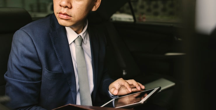 Strategi Kepatuhan Hukum Perbankan di Era Digital: Navigasi Regulasi OJK, Perlindungan Data, dan Transformasi Digital Banking